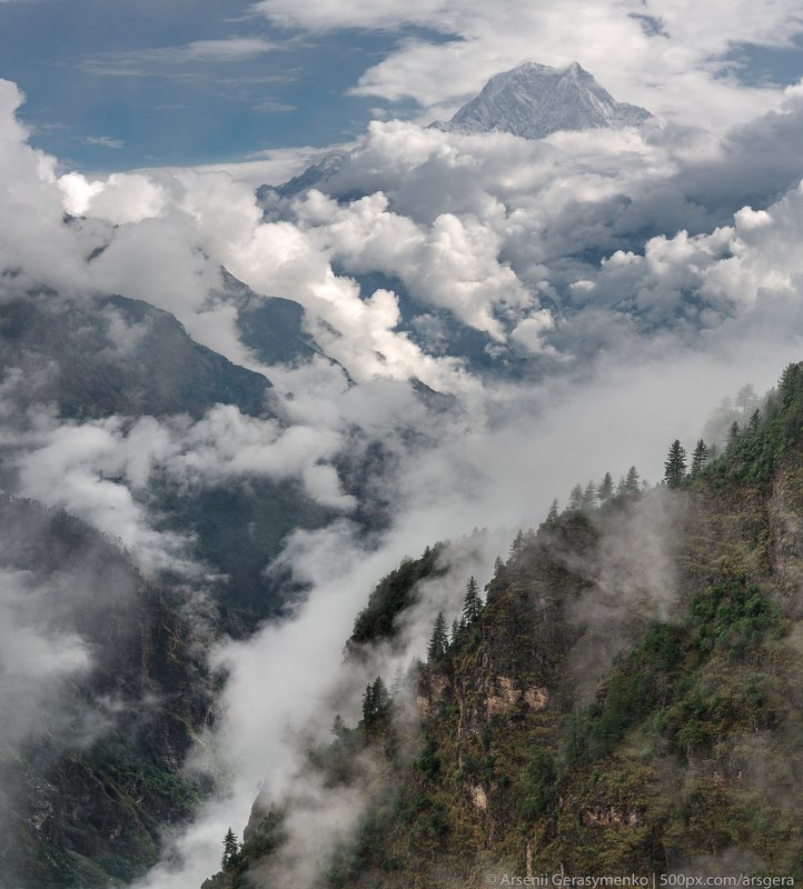 sky, landscape, nature, travel, rock, rain, tourism, wood, mountain, valley, cloud, hill, panoramic, outdoors, daylight, rainforest, summit, environment, trek, trekking, scenic, monsoon, mountain, peak, himalayan, nepal, himalayas, annapurna, nilgiri, bas Nilgiri Summit. Monsoon time in Nepal. Captured near Tikot village. Mohare Danda trek фото превью