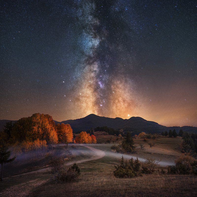 Autumn over Rodopi mountain, Bulgaria, with Milky Way and Jupiter above. фото превью