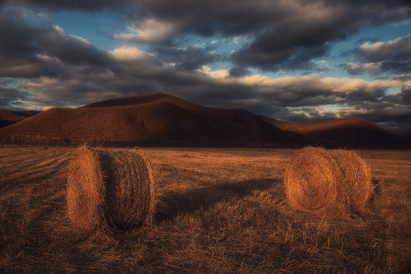 закат вечер небо облока поле сено стога горы сопки осень россия приморский край уборка ,,Осенние поля Приморья,, фото превью