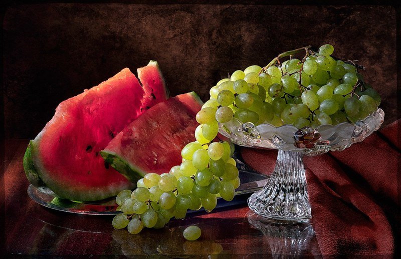 Арбуз и виноград фото превью