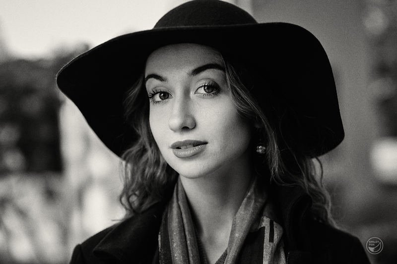 портрет, девочка, шапка, чб, девчонка Александра фото превью