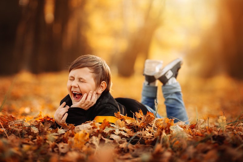 мальчик, ребенок, смех, радость, осень, оранжевый, желтый, парк, перспектива,   фото превью