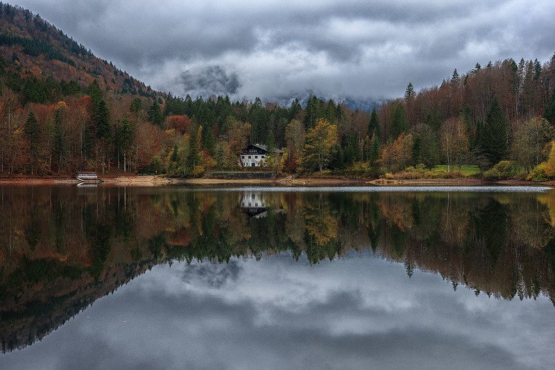 Домик у озера фото превью
