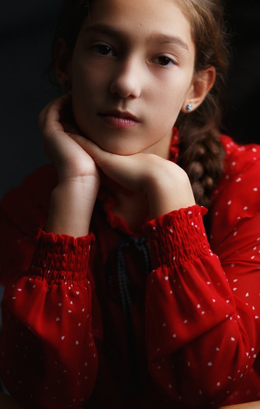 детскийпортрет красныйцвет низкийключ  фото превью