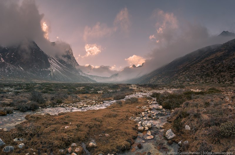 landscape, nature, travel, cloudy, outdoor, asia, climbing, top, mount, mountain, nepal,  cloud, peak, himalaya, alpinism, summit, himalayas, adventure, himalayan, cholatse, pheriche, valley, taboche, tourism, trekking, altitude, hiking, hike, khumbu, mou Pheriche Valley in Himalayas. Cholatse summit фото превью