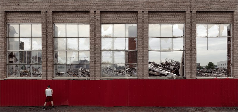 Автопортрет в красных шортах фото превью