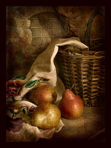 С грушами и корзинкой