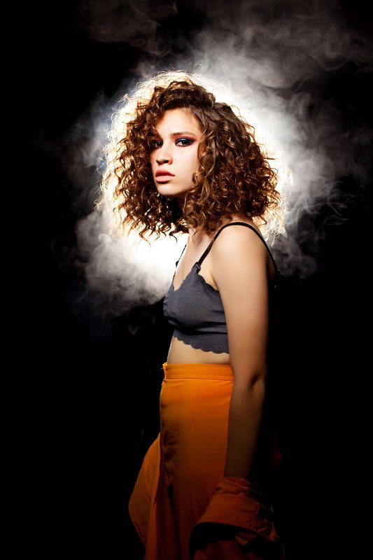 portrait, fashion, girl, model, modeling, afro, smoke, photostudio, studio, color, orange, yellow, eyes, glance Афро фото превью