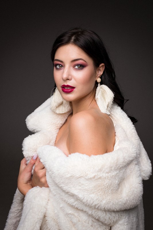женский портрет, шикарная, красотка. девушка, фэшн, pretty woman, fashion, adult, lips, portrait, girl, attractive, pretty, model, hair, beautiful, natural, female, smile, beauty, studio, lady, elegance, glamour, curly, elegant,  фото превью