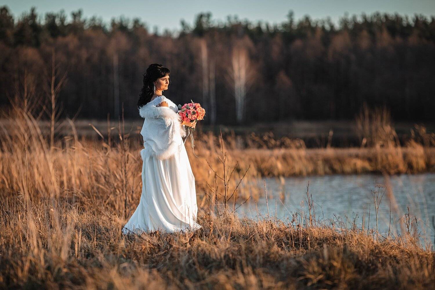 свадьба, свадебная фотосессия,  невеста, свадебный букет, свадебное платье, счастье, любовь, портрет, осень, закат, Владимир Васильев