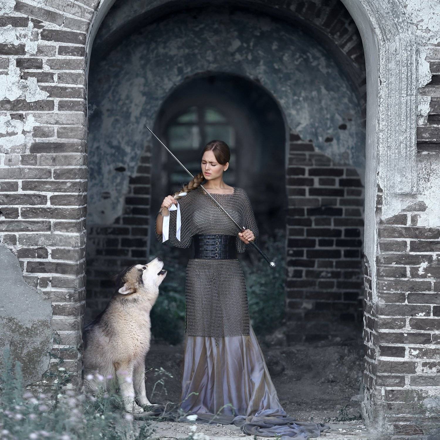 замок, меч, кольчуга, маламут, аляскинский маламут, девушка в кольчуге, девушка с мечом, отрезать косу, собака воет, война, на войну, перед боем, Ирина Голубятникова
