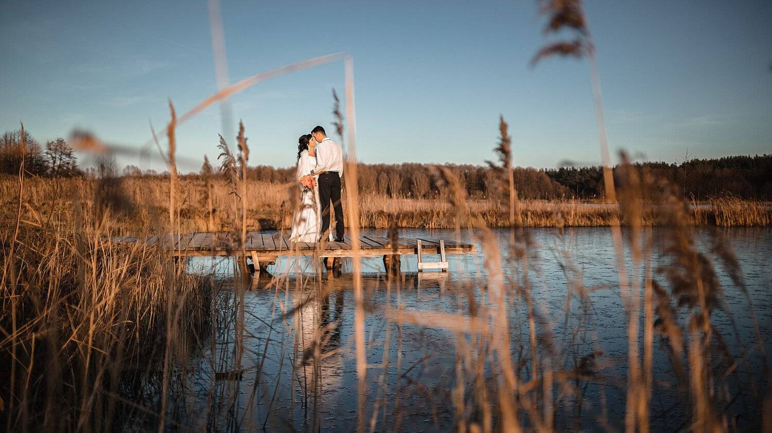 свадьба, свадебная фотосессия, жених, невеста, жених и невеста, свадебный букет, белое платье, счастье, любовь, осень, солнце, ноябрь, Владимир Васильев