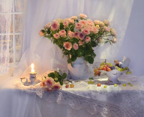 ...осенние розы романсом звучали...