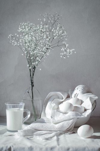 Белый натюрморт с яйцами