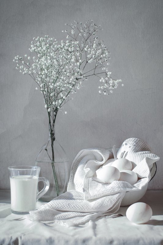 Белый натюрморт с яйцами фото превью