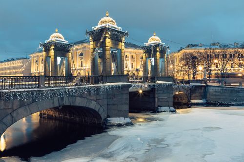 Мост Ломоносова в новогоднем убранстве