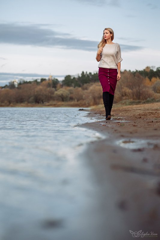 девушка, вода, прогулка, водоем, река, берег, волны, природа, небо, блондинка, губы, волосы  фото превью