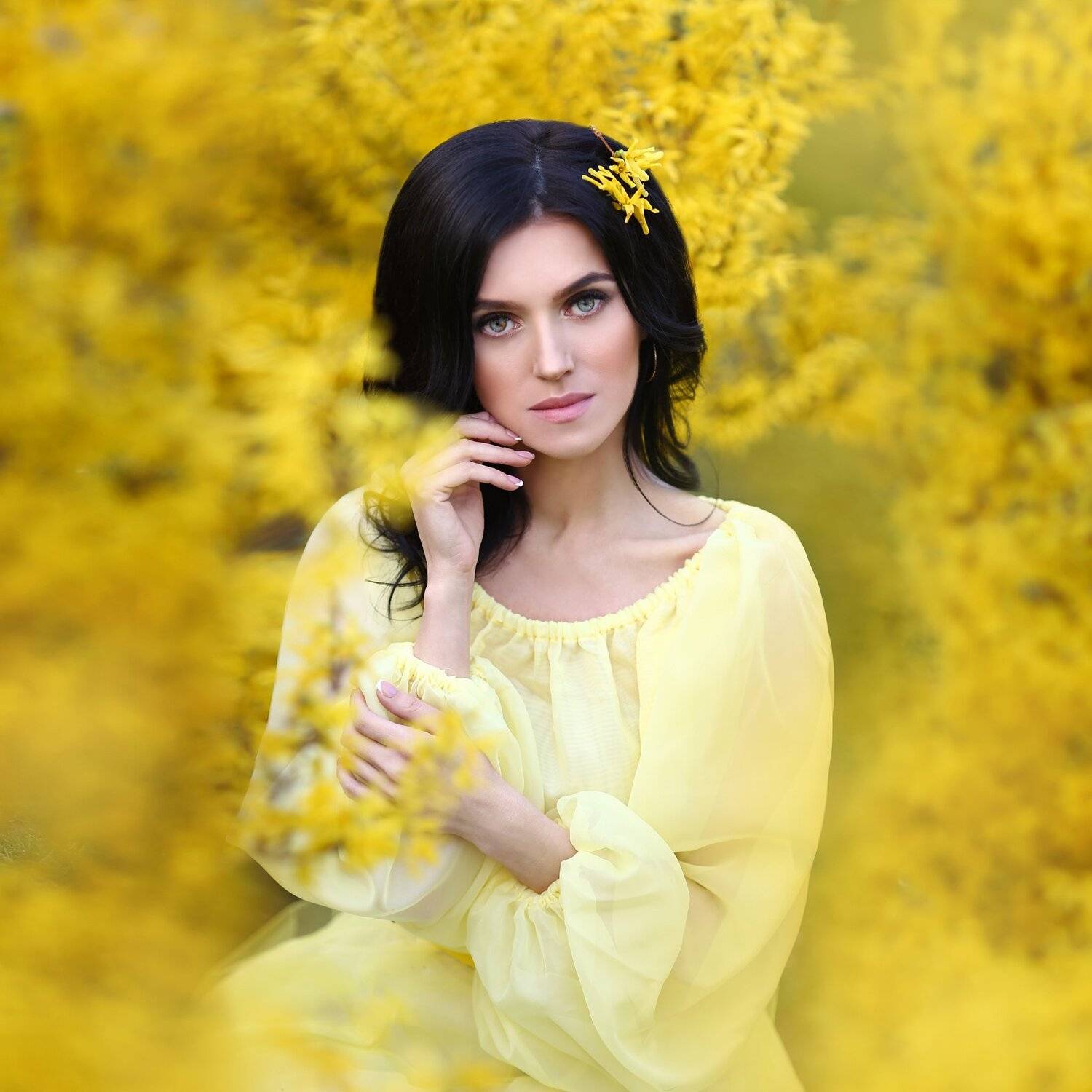 форзиция, кустарник, желтые цветы, девушка в желтом платье, брюнетка, желтый, Ирина Голубятникова
