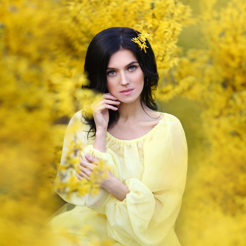 форзиция, кустарник, желтые цветы, девушка в желтом платье, брюнетка, желтый  фото превью