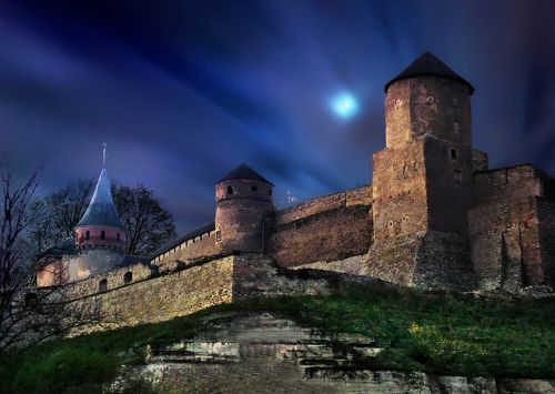 Покрасневшая каменная стража в ночи
