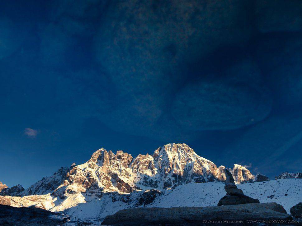 непал, гималаи, горы, гокйо, гокио, озеро, камни, отражение, reflection, nepal, himalayas, lake, gokyo, dudh pokhari, everest, эверест, everest, stones, pharilapche, peak, sunrise, рассвет, Антон Янковой (www.photo-travel.com.ua)