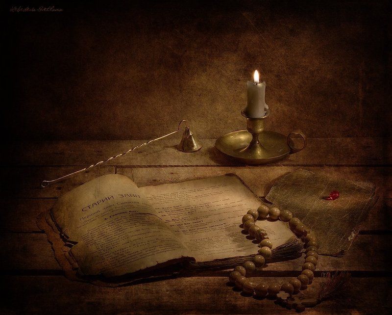 Со старинной книгой фото превью