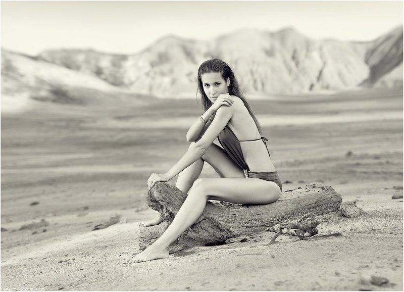 девушка вспоминая море фото превью