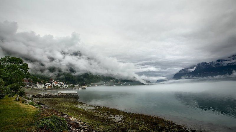 норвегия,июль,фьёрд,горы,село,облака,туман. Утренняя нега. фото превью