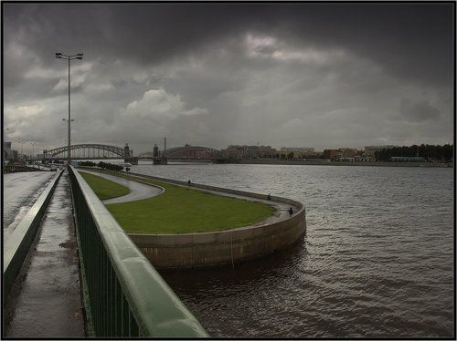 Про трех охтинских рыбаков и очередное осознание необходимости зонта в каждой непродолжительной прогулке по набережным родного города...