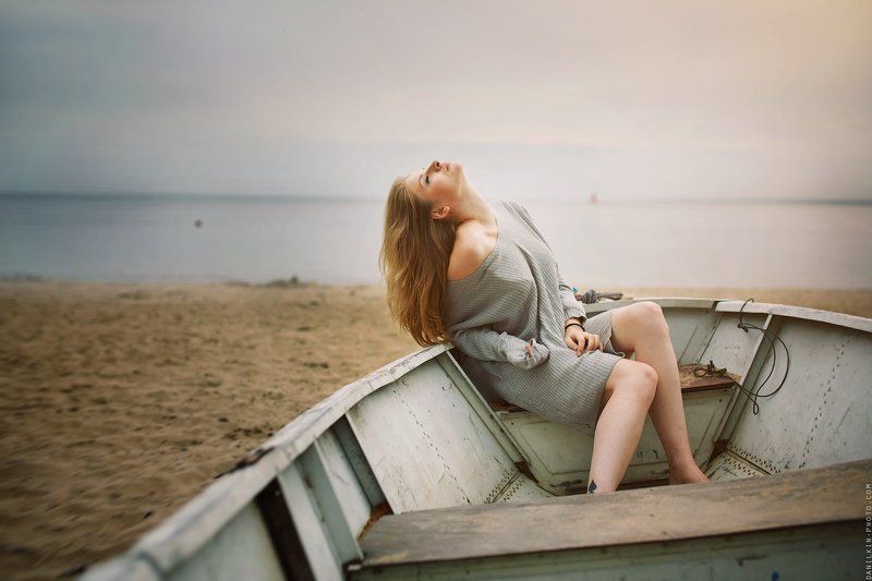 девушка, лодка, пляж, песок Леся фото превью