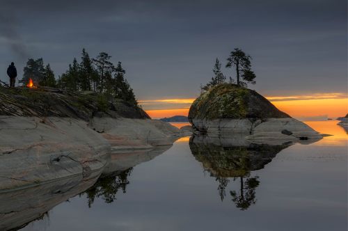 Неспешил осенний рассвет. Ладожские шхеры.