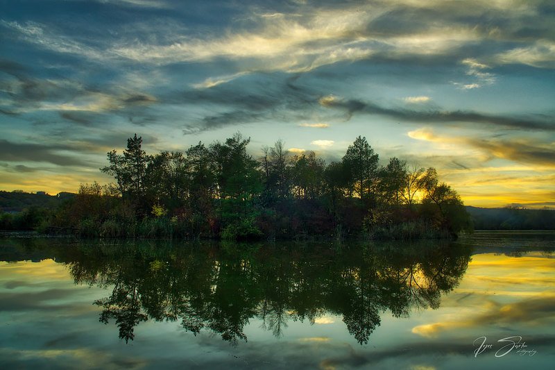 Autumn sunset over the lake фото превью