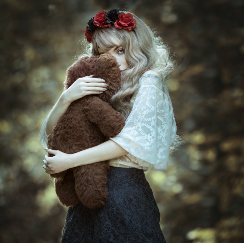 девушка, игрушка, кукла, плюшевый мишка,детство В каждом взрослом фото превью