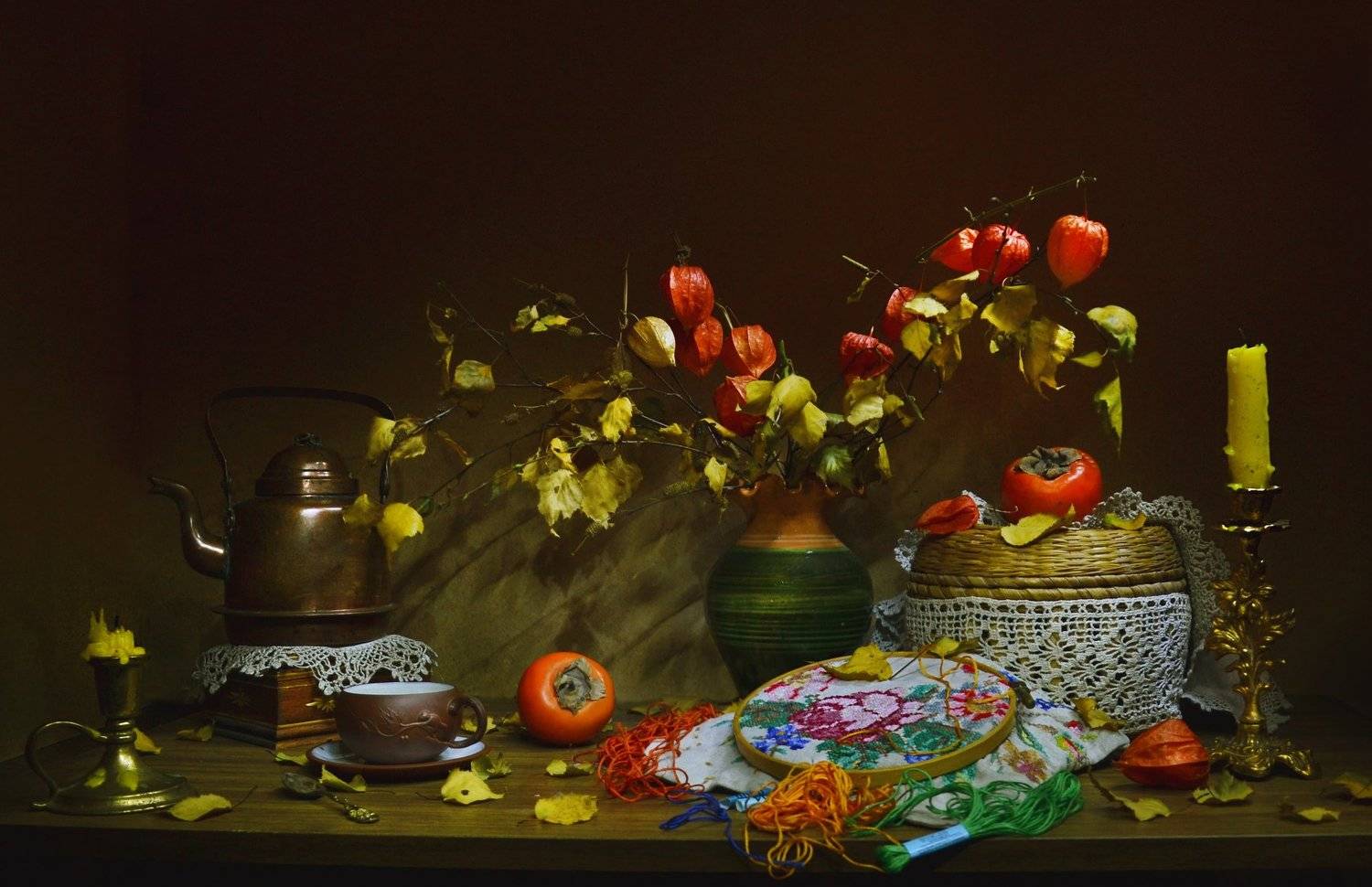 still life, натюрморт, шкатулка, чашка, чайник, хурма, фото натюрморт, физалис, стихи, свечи, рукоделие, ретро, пяльцы, подсвечник, нитки,  мулине, листья берёзы, керамика, Колова Валентина
