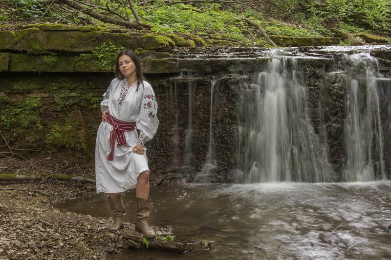 водопад, девушка, гуцулочка, вишиванка Гуцулочка у водопада фото превью