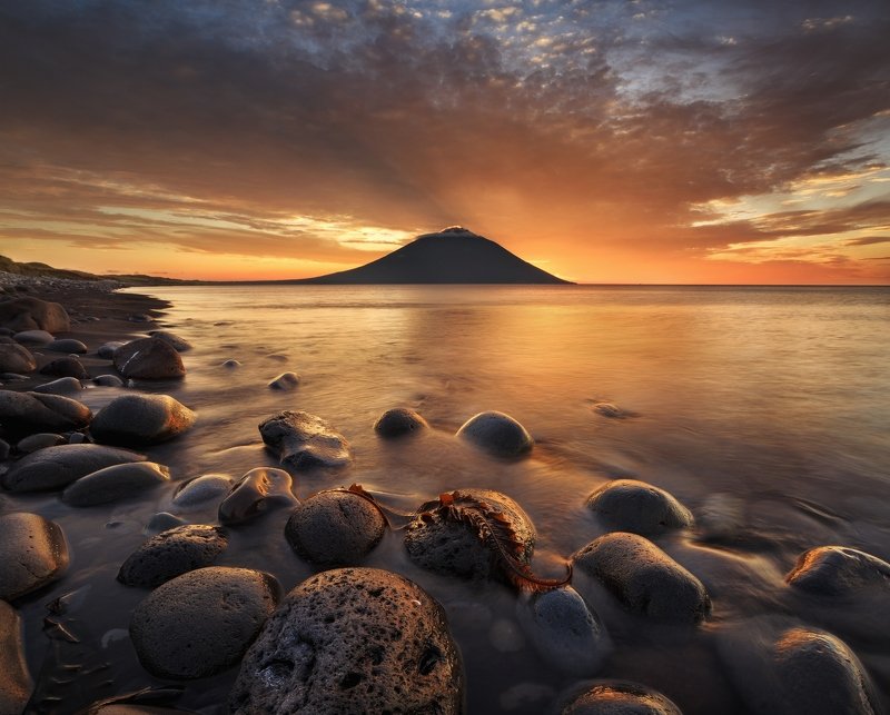 2019, россия, пейзаж, вечер, закат, море, берег, облака, камни, прибой, отражение, вулкан, итуруп, курилы, небо, атсонупури Берег Юрского периода фото превью