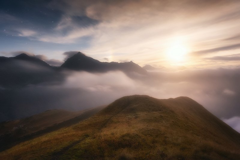 Лунный рассвет над Кавказским хребтом фото превью