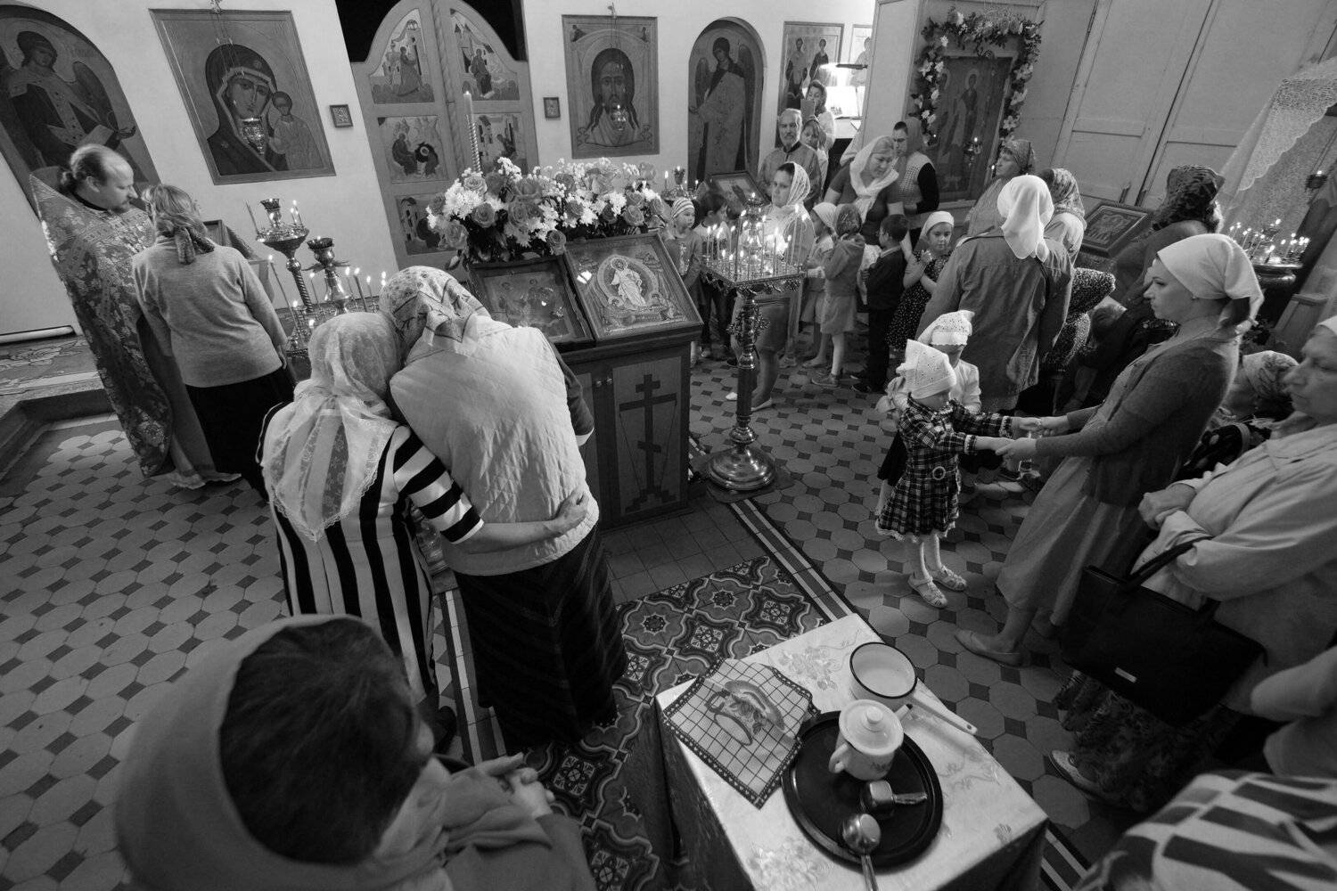 Церковь, православие, приход, обнять, обнимашки, держась за руки, иконы, дети, прихожане, Дмитрий Ткаченко