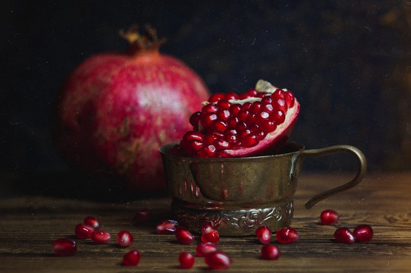 натюрморт, гранат, металл, гранатовый, красный, боке, зерна, вкусный, сок, серый, дерево, still life Натюрморт с гранатами фото превью