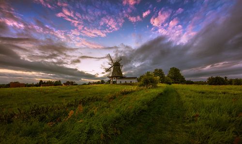 Старая мельница после заката