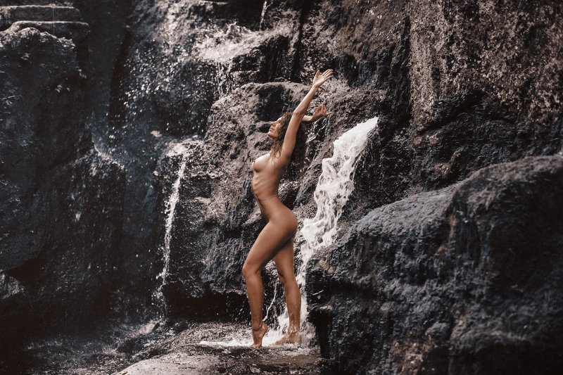 На водопаде фото превью