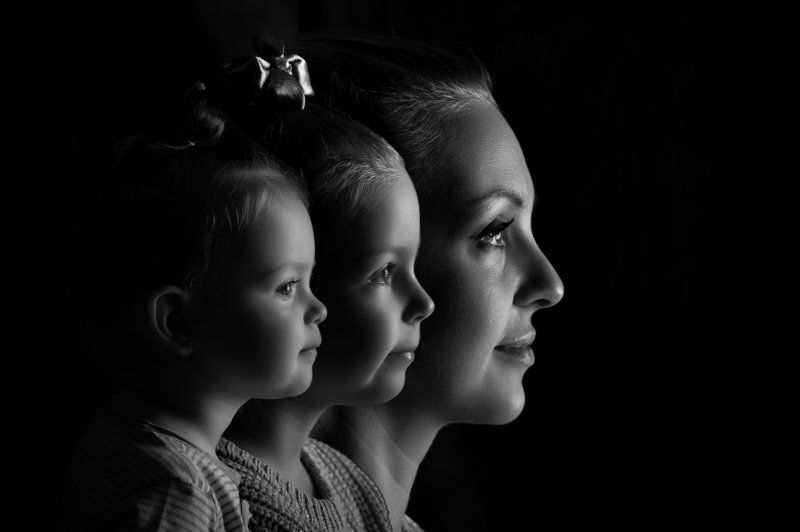 девочки, портрет, профиль, студия, черно-белый Девчонки фото превью