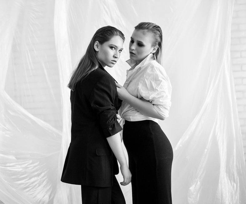 fashion, girl, model, posing, smoke, Studio, photo Studio, color, beautiful, emotion, look, modeling, fashion, bw, black, white Two фото превью