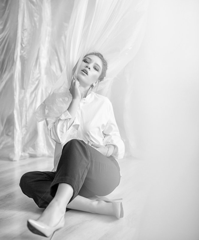 fashion, girl, model, posing, smoke, Studio, photo Studio, color, beautiful, emotion, look, modeling, fashion, bw, black, white  фото превью