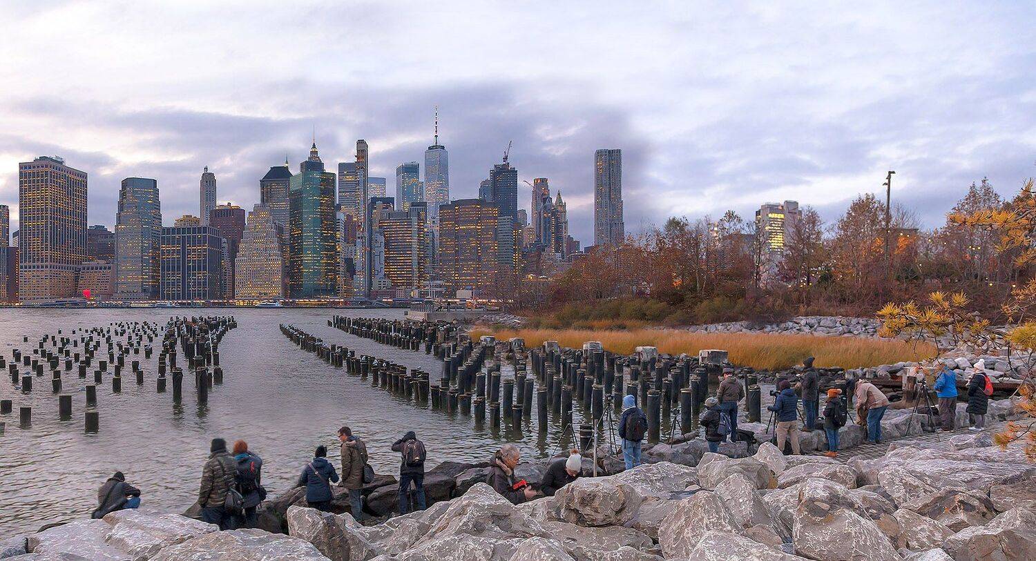 город,нью йорк, манхэттен,архитектура,ночь,отражения,река,ист-ривер,огни,downtown,небоскрёбы,люди,фотографы,камни,сваи,осень,, Антонина Яновска