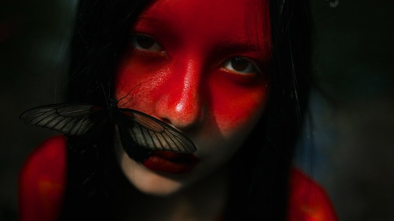 Бабочки, перерождение,  кокон, девушка в коконе, болото, фотосессия на болоте, рост личности, духовный рост, фотосессия, идеи для фотосессии, сюрреализм, сюрреалистичная фотография Rebirth (Перерождение) фото превью