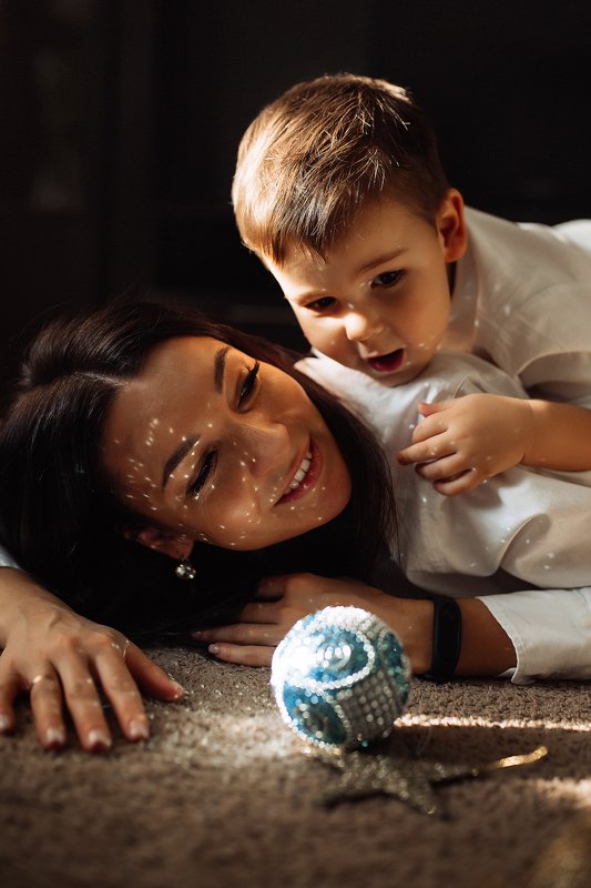 семья, любовь, сын, веселье, радость, магия, волшебство, свет, шарик, блики  фото превью