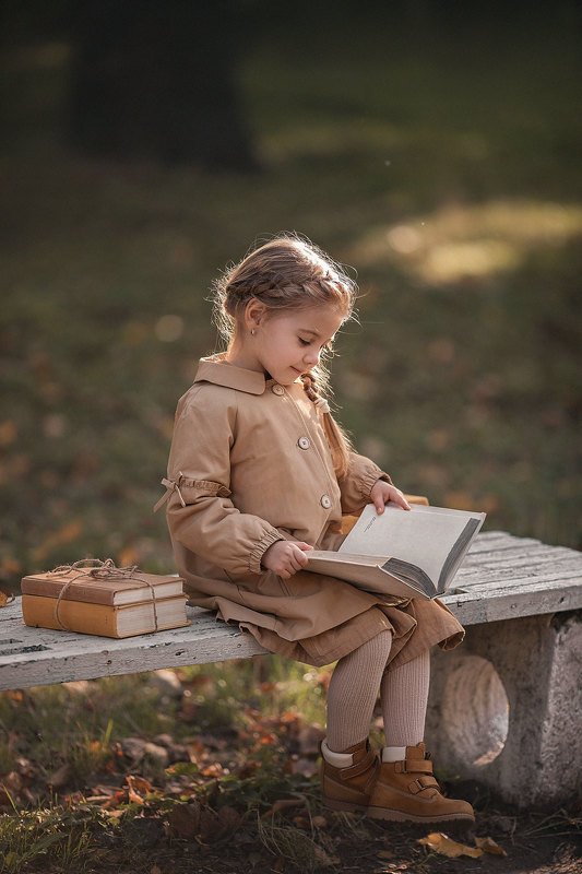осень, парк, книги, детский фотограф, детская фотосессия Ученица фото превью