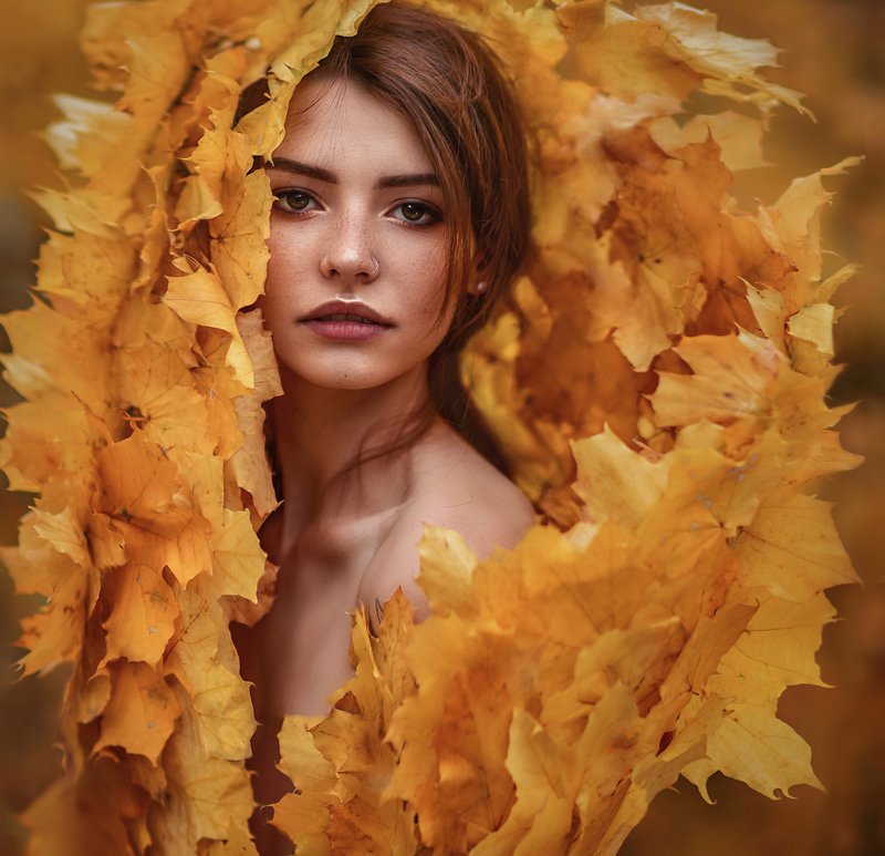 осень,листья,клён,девушка,портрет,девушка в листьях,желтые листья,ноябрь,веснушки,рыжая,портрет,одеяло,погружение,сексуальная Погружение фото превью