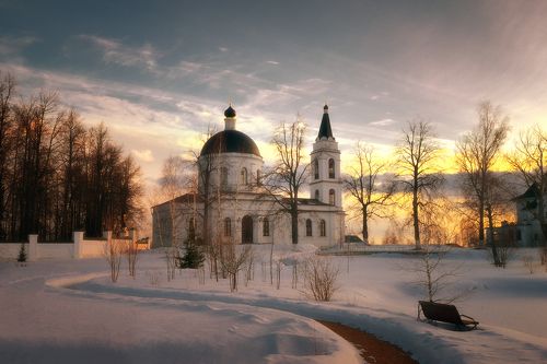 В тиши у храма